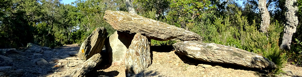 Iglesia y dólmenes de Fitor desde Fonteta