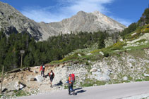 Salida del aparcamiento para tomar el GR11, al fondo el Gra de Fajol.