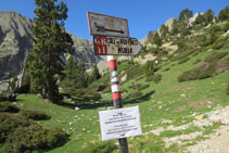 Señalización del GR11 que hay poco antes de llegar al refugio.