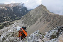 Arista final de la cresta hacia la cima. Al fondo, el Gra de Fajol Petit.