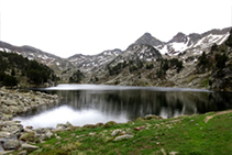 El lago de Bacivers de Baix en verano.