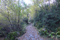 Subimos por un bonito camino empedrado.