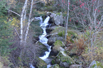 Bonito salto de agua del río de Perafita.