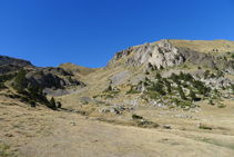 El collado de Prat Primer (O) desde el refugio de Claror.