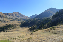 Vistas hacia el SE: al fondo el Tossal de la Truita o pico de Perafita (2.752m), el collado de Claror y el Monturull (2.759m).