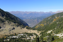 Vistas del valle de Perafita, la zona de Engordany (fondo de valle) y las montañas de la parroquia de la Massana.