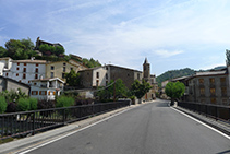 Cruzamos el puente del río de Sarroca o Bòssia.