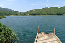 Pasarela de madera en el lago de Montcortès.