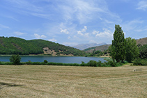 Estany de Montcortès y montañas de la Vall Fosca al fondo.