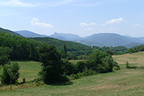 Vistas de la sierra de Sant Gervàs (al fondo) desde la carretera de Mentui.