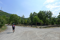 Área de descanso con mesas y barbacoas. Nosotros tomamos la pista de la izquierda.