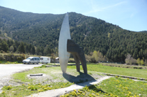 Gran escultura en la entrada de la zona de picnic de la Font de la Closa.