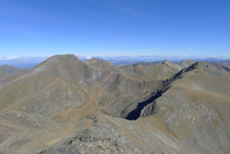 Cresta que une el pico del Estanyó con el pico de la Cabaneta (2.863m), el collado dels Meners y el pico de la Serrera (2.913m).