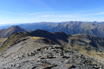 La cresta de la sierra del Estanyó (2.749m).