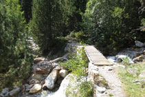 Cruzamos el barranco de Llubriqueto gracias a un pequeño puente de madera.