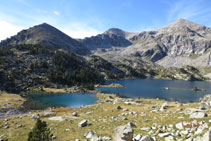 Bordeamos el lago por su derecha.