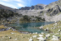 Bordeamos el lago Gémena de Dalt por el S.