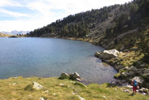 Bordeamos por la orilla O el lago Gémena de Baix, por un terreno de aventura e irregular.