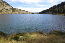 Caminamos a pocos metros del agua por un sendero desdibujado.