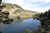 Llegando a la salida de aguas del lago Gémena de Baix.