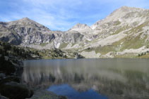 Vistas al N con los picos que cierran el valle por su parte superior.