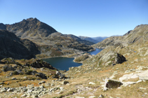 Vistas de los lagos de Juclar y el pico de Siscaró desde el collado de Juclar.