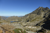 Lago Negro de Juclar y pico de Rulhe desde el collado de Juclar.