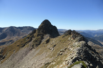 El pico de Escobes y el flanqueo por la vertiente francesa (O).