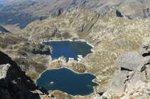 Los lagos de Juclar a los pies de la piràmide del pico de Escobes.