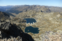 Los lagos de Juclar desde la cima de Escobes.