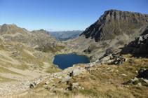 Espectaculares vistas del lago del Alba y del pico del Alba desde el collado.