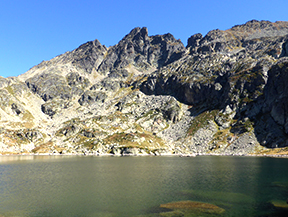 Lagos de Juclar y pico de Escobes (2.779m)