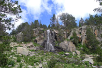 Salto de agua que dejamos a nuestra derecha.