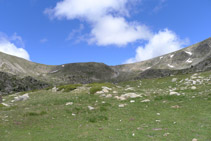 Avanzamos por un terreno de pasto con el collado de Perafita delante.