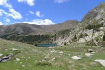 Estany Gran de la Pera (lago superior) delante.