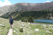 Bajamos por un sendero hasta el Estany Gran de la Pera.