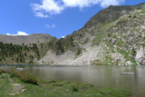 Paredes del pico de Perafita desde la orilla del lago superior de la Pera.