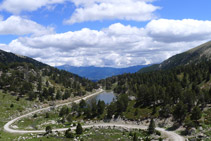 Vistas del Estany Petit de la Pera (lago inferior) desde una zona cercana al lago superior.