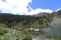 Rodeamos el lago por su orilla.