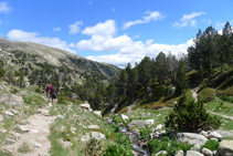 Tomamos un sendero a nuestra izquierda que baja por el lado de un arroyo.