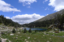 Avanzamos por la pista de tierra hasta el Estany Petit de la Pera (lago inferior).