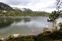 Lago de Malniu, lugar ideal para descansar mientras disfrutamos del hermoso entorno de alta montaña.