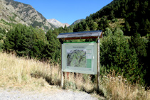 Panel explicativo de la Ribera de Sant Martí en el Parque Nacional de Aigüestortes y Estany de Sant Maurici.