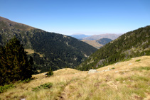 Vistas al SO: bosque de Moró y Turbón al fondo.