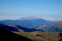 El macizo del Turbón se alza majestuosamente en la Ribagorza aragonesa.