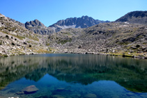 Lago inferior del Pessó, al fondo pico del Pessó y collado de las Mussoles.