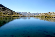 Lago inferior del Pessó, al fondo Tossal de la Mina y Tossal des Raspes Roies.