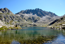 Lago superior del Pessó, al fondo pico del Pessó.