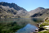 Lago superior del Pessó, al fondo pico del Pessó y pico del Pessó Petit separados por el collado del Pessó.