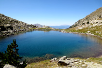 Paseamos un poco por la orilla del lago para tener otras perspectivas del lago y del entorno.